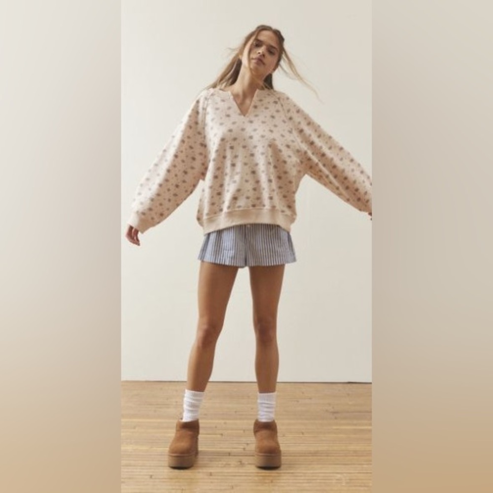 JAYDEN SWEATSHIRT IN PINK URBAN OUTFITTERS
Oversized Out From Under